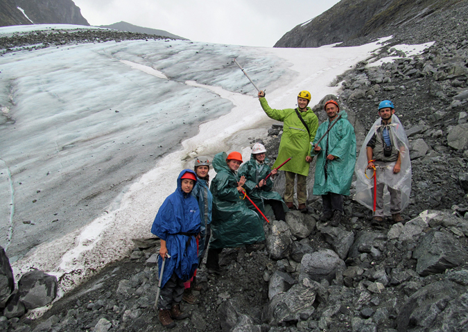 гтуристы на фоне ледника Storjuvbrean