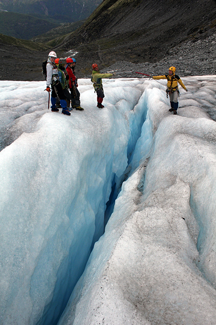 туристы возле трещины на леднике