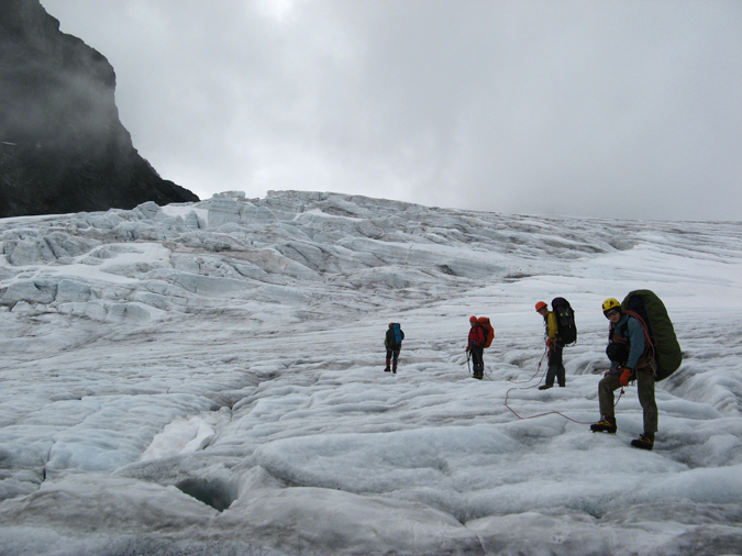 туристы на леднике Storjuvbrean