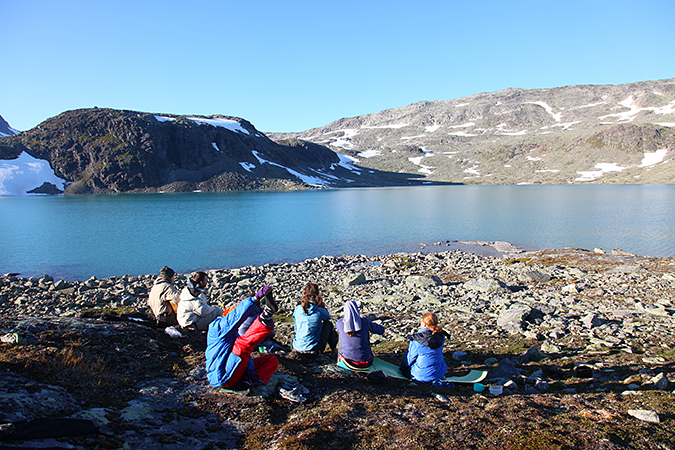 туристы на берегу озера Kvitevatnet, Норвегия