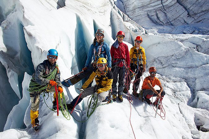 группа туристов под ледопадом