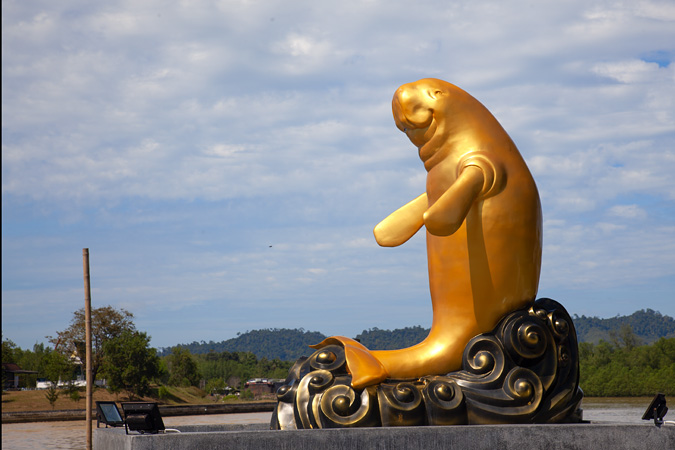статуя дюгоня в Кантанге
