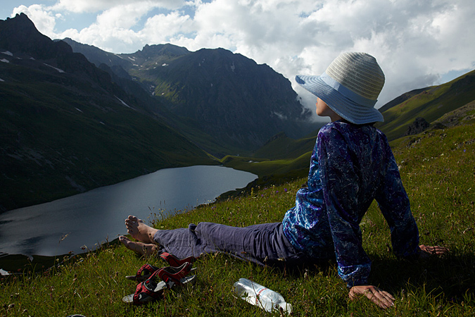Девушка в шляпе возле горного озера