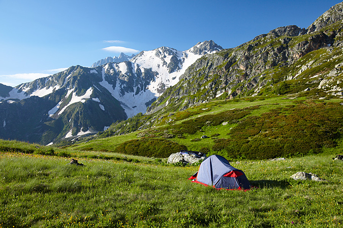 Палатка на поляне в горах