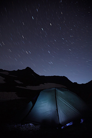 Палатка в горах и звезды