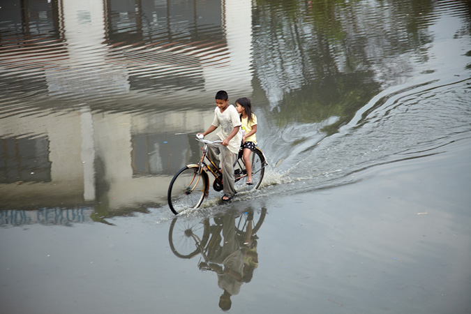 велосипедисты в воде