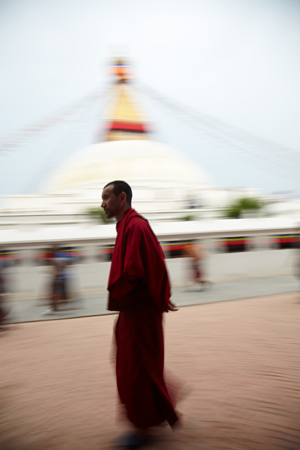 непал, катманду, монах возле ступы