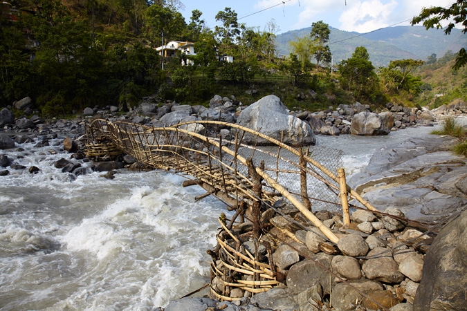 плетеный мостик через реку в непале