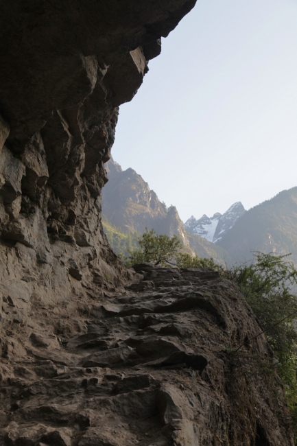 тропа, вырубленная в скале, Непал