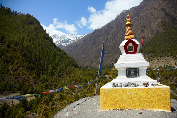 буддистская ступа на фоне гор