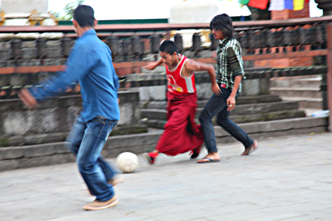 Непал, монахи играют в футбол