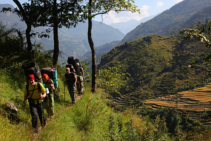 Непал, Дхаулагири трек, группа туристов на тропе