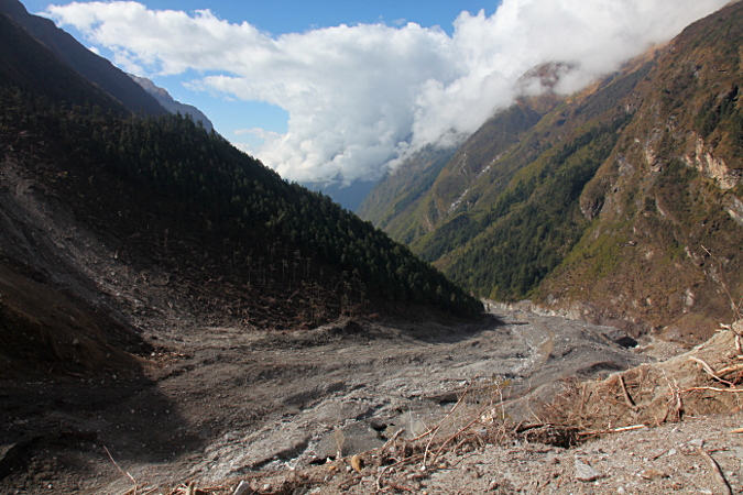 Непал, Дхаулагири трек, оползень перед Italian base camp