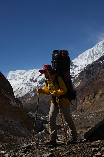 Непал, Дхаулагири трек, девушка с рюкзаком