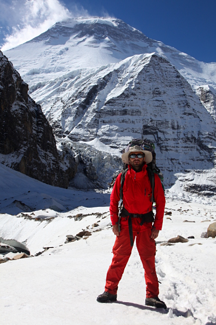 Непал, Дхаулагири трек, турист на фоне горы Дхаулагири