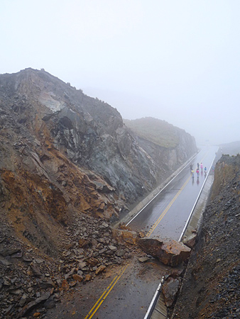 Завал на горной дороге в Перу