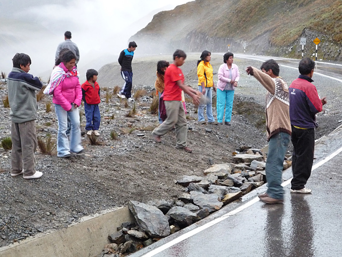 Обвал на горной дороге в Перу