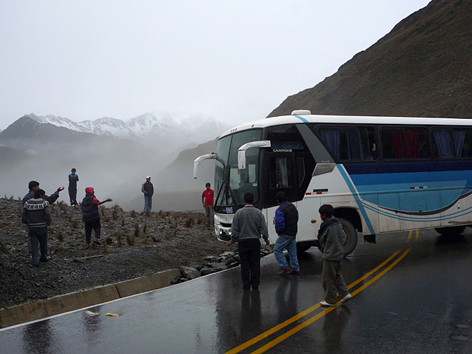автобус на горной дороге