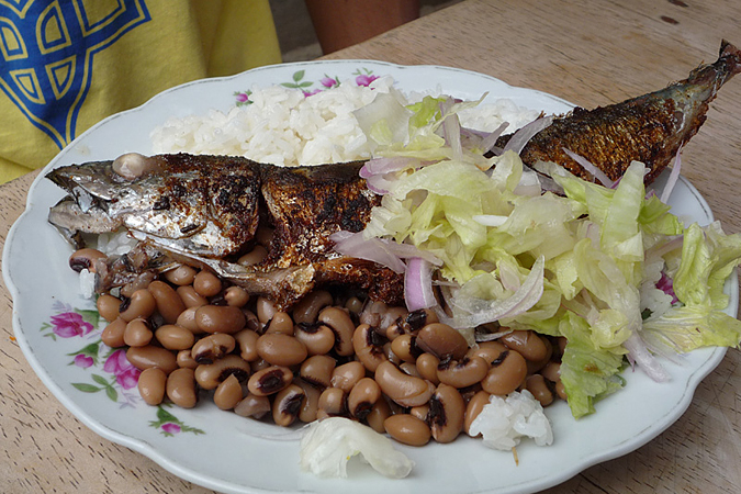 Еда в Перу - жаренная рыба с рисом - pescado frito