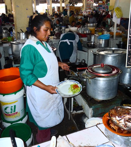 Еда на базаре в Куско, Перу