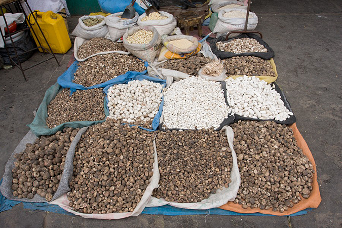 Различные сорта картошки на базаре в Перу