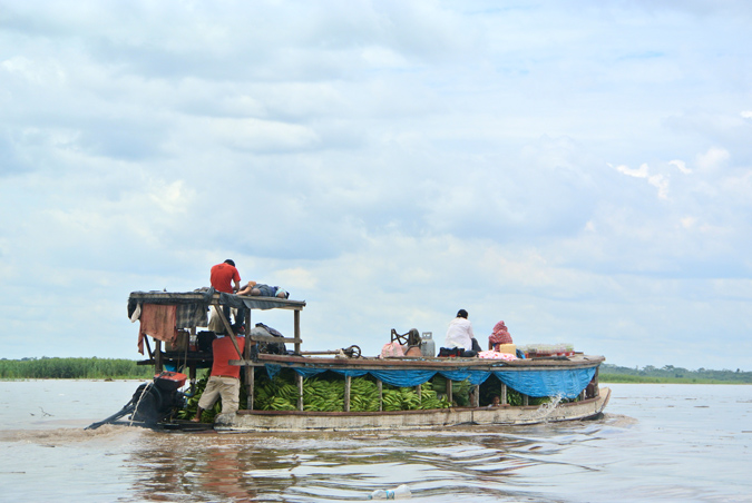 Лодка с бананами, река Укаяли, Перу