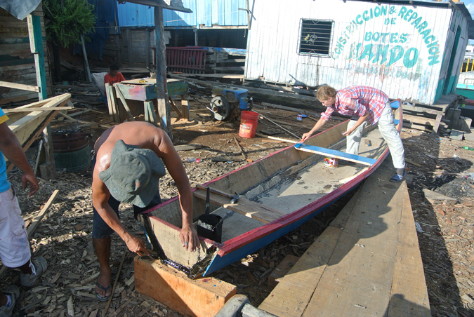 Строим лодку, Пукальпа, Перу