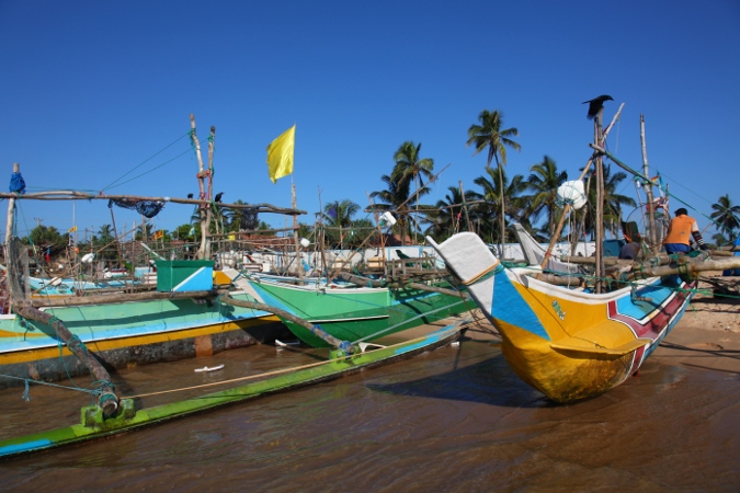 Рыбацкие лодки на берегу океана в Хиккадуве, Шри Ланка