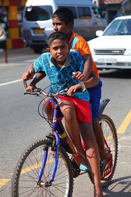 дети на велосипеде, Шри Ланка