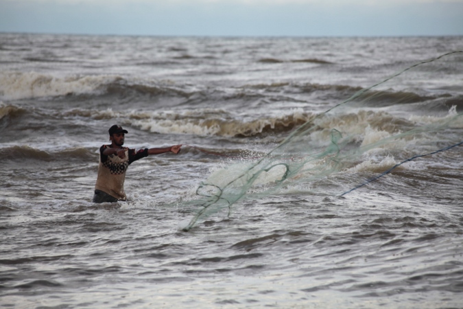 Шри-Ланка: рыбак бросает сеть
