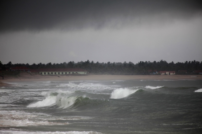 дождь над океаном на Шри-Ланке