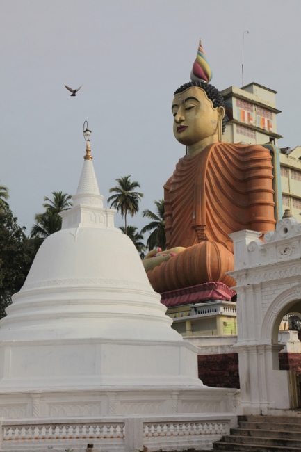 Будда и ступа, Wewurukannala Vihara, Шри-Ланка