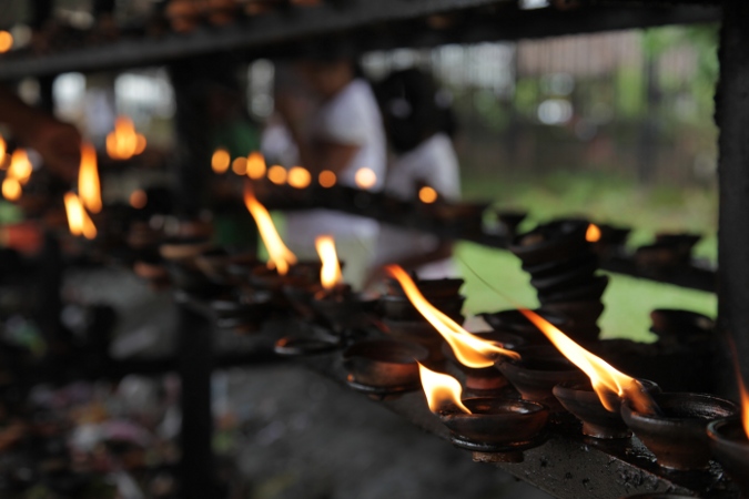 свечки в буддистском храме, Шри-Ланка