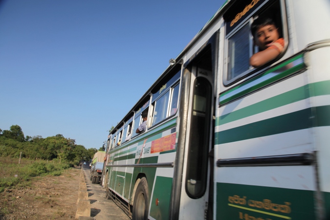 автобус на дороге, Шри-Ланка