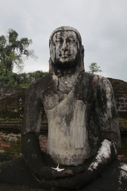древняя статуя Будды, Шри-Ланка