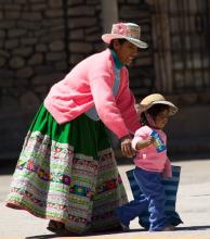 Женщина с дочкой в традиционной одежде, Перу