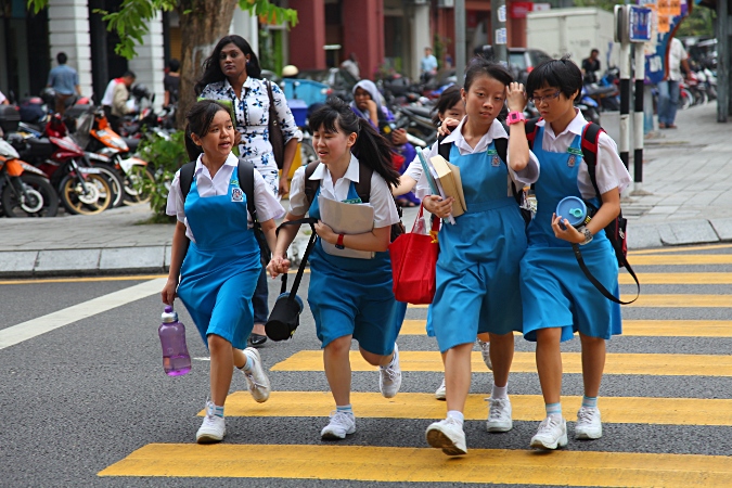 школьницы перебегают дорогу