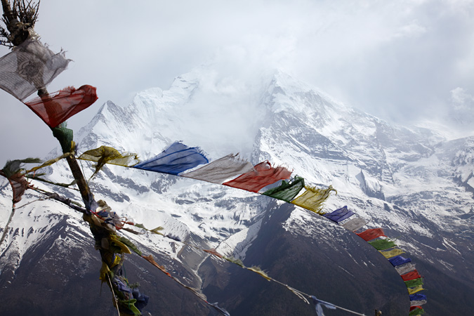 тибетские флажки на фоне горы в Гималаях